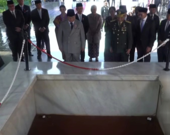 Presiden Prabowo dan Wakil Presiden Gibran Rakabuming bersama Ketua DPR dan MPR RI beserta sejumlah menteri saat meninjau Sumur Tua di Lubang Buaya. [Instagram]